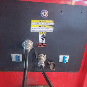 How do Anderson plug terminals and wires connect?